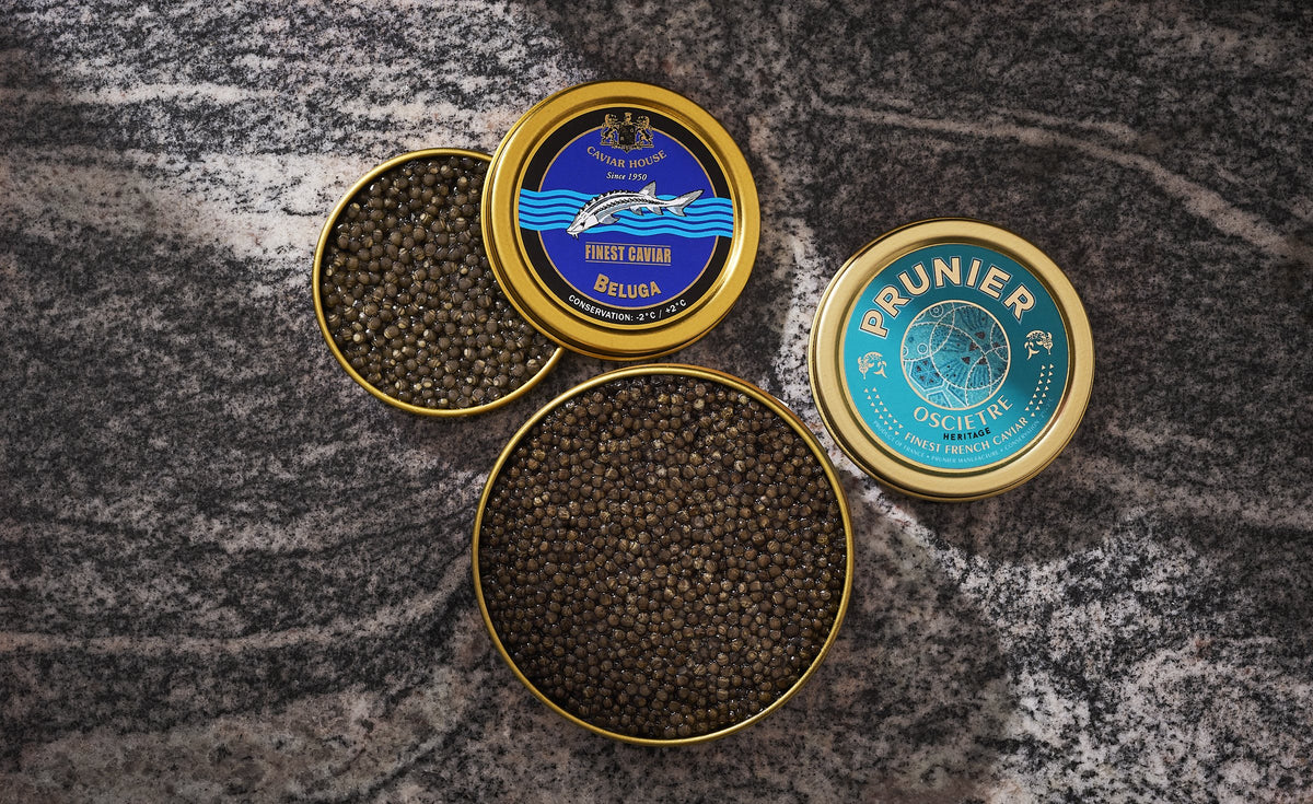 Kaviardosen von Caviar House und Prunier auf dunklem Granit