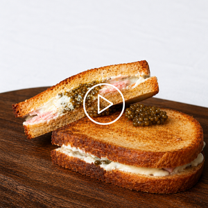 CROQUE-MONSIEUR MIT BÉCHAMEL & QIANDAO KAVIAR